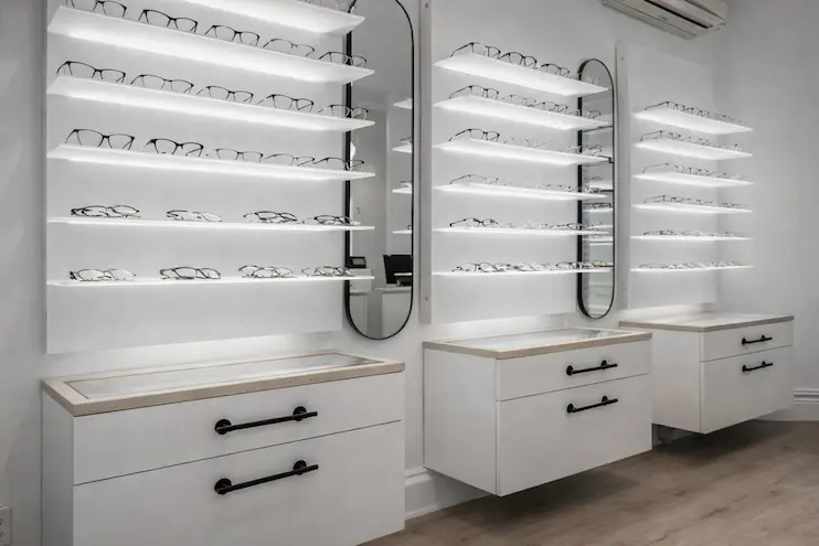 Interior de Optiqa Óptica en Murcia centro